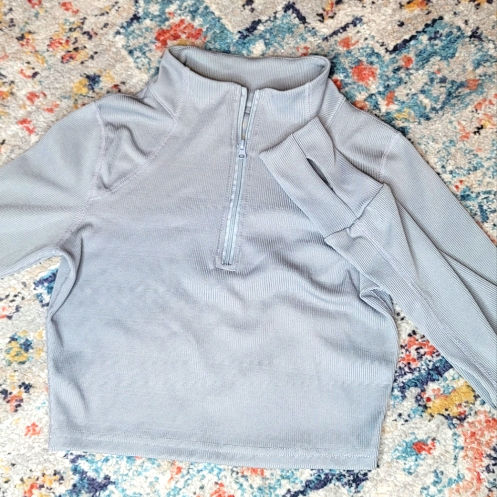 Crpped workout Top, with thumb holes!! XS